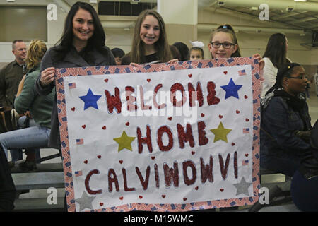 La famiglia di Sgt. Calvin Pitchford, nativo di Warrenton, N.C., e fante assegnati al 1° Brigata Team di combattimento, ottantaduesima Airborne Division, attendono il loro paracadutista suo ritorno a casa dall'Afghanistan al Papa Army Airfield, Fort Bragg, N.C., 23 gennaio, 2018. Pitchford assistita in risoluto sostegno durante il periodo di nove mesi di distribuzione, che è un non-missione di combattimento focalizzato in treno, consigliare e assistere l'esercito afghano, polizia e forza dell'aria. (U.S. Esercito Foto Stock