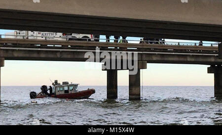 La Guardia Costiera è alla ricerca di una possibile persona in acqua dopo le relazioni di un veicolo va oltre il Ponte di Causeway a mile marker 12 nel lago Pontchartrain, Louisiana, 24 gennaio 2018. Coast Guard settore New Orleans watchstanders ha ricevuto una relazione dal Ponte di Causeway autorità per quanto riguarda un eventuale veicolo in acqua dopo deputati ha riportato la barriera di sicurezza mancanti dal ponte, come pure i serbatoi di propano in carreggiata. (U.S. Coast Guard Foto Stock