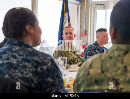 Il Jacksonville, Florida (GEN. 24, 2018) Master Chief Sottufficiali della Marina (MCPON) Steven S. Giordano parla con i marinai al Chief Petty officer del club a bordo Naval Station Mayport. Giordano si è incontrato con marinaio dell'anno selectees, per avere una discussione circa la fattibilità e l'evoluzione dell'U.S. Navy. (U.S. Navy Foto Stock