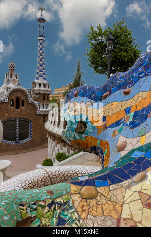 Dettaglio del mosaico colourful lavorare sulla terrazza principale del Parco Guell. Barcellona Spagna Foto Stock