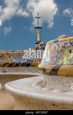 Dettaglio del mosaico colourful lavorare sulla terrazza principale del Parco Guell. Barcellona Spagna Foto Stock