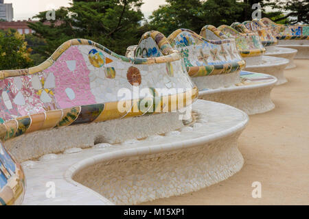 Dettaglio del mosaico colourful lavorare sulla terrazza principale del Parco Guell. Barcellona Spagna Foto Stock