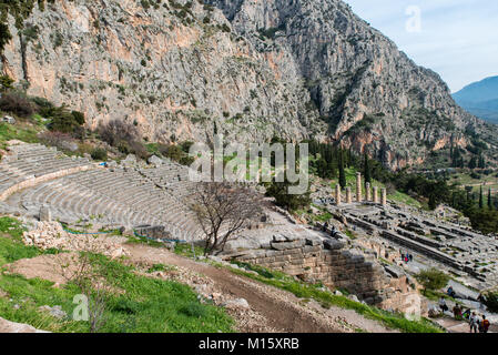 Tempio di Apollo a Delfi e teatro antico, un sito archeologico in Grecia, al Monte Parnassus. Delphi è famosa da oracle presso il santuario Foto Stock