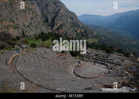 Tempio di Apollo a Delfi e teatro antico, un sito archeologico in Grecia, al Monte Parnassus. Delphi è famosa da oracle presso il santuario Foto Stock