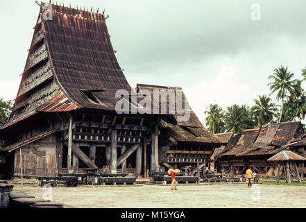 Chief's house a Bawanataluo, un villaggio sulla collina sulla remota Isola di Nias, al largo della costa occidentale di Sumatra, 1975 Foto Stock