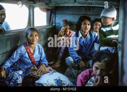 I passeggeri a bordo di un inter-isola lancio off Isola di Nias, al largo della costa occidentale di Sumatra, Indonesia, 1975 Foto Stock