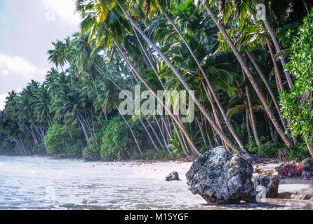 Spiaggia a Saua, isola di Nias, al largo della costa occidentale di Sumatra, 1975 Foto Stock