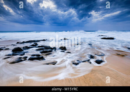 Spiaggia con pietre,onde e nuvole,Piedra Playa,El Cotillo Beach,El Cotillo,Fuerteventura,Isole Canarie,Spagna Foto Stock