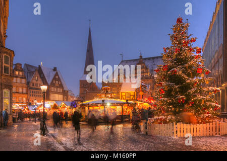 Il vecchio municipio e il mercatino di Natale in piazza del mercato al crepuscolo,Bremen, Germania Foto Stock