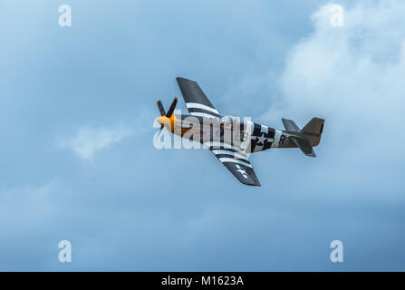 P Mustang in corrispondenza di un'esibizione aerea all'Heritage Flight Museum, Skagit aeroporto regionale, Burlington, Washington, Stati Uniti d'America Foto Stock