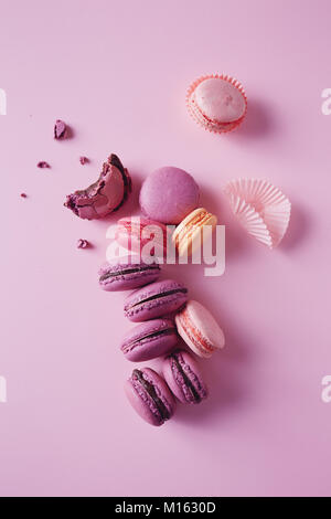 Dolce macarons francese su sfondo rosa. Foto Stock