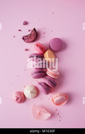 Dolce macarons francese su sfondo rosa. Foto Stock
