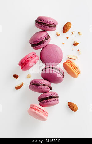 French macarons con mandorle. Dolce amaretti francese su sfondo bianco. Foto Stock
