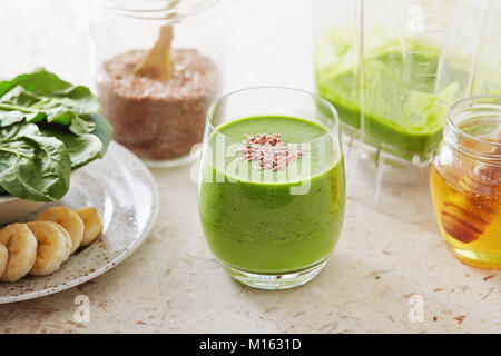 Un sano frullato verde fatta con spinaci, banana e semi di lino. Verde smoothie detox per la perdita di peso. Foto Stock