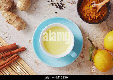 Deliziosa bevanda detox fatta di curcuma, zenzero, latte, miele e cannella. Una sana e aromatico curcuma golden latte tè. Foto Stock