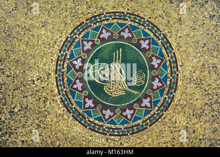 Royal Cypher, emblema, monogramma o firma del turco ottomana Sultan Abdul Hamid II (1842-1918) all'interno della Wilhelm II tedesco Fontana (1898-1900) sull'ippodromo, Istanbul, Turchia Foto Stock