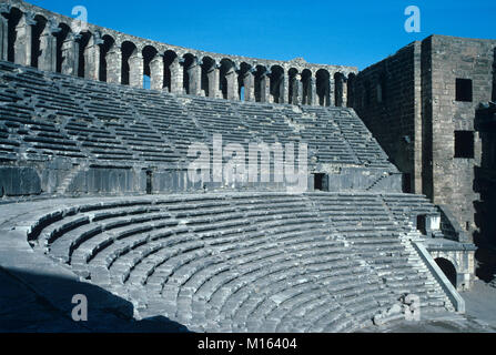 Righe di pietra sede o sedi del Teatro Romano (C2nd) in corrispondenza di Aspendos, costruito dall'architetto greco Zenone nel 155 D.C., Antalya, Turchia. L'edificio è considerato per essere il meglio conservato teatro dell'antichità. Foto Stock