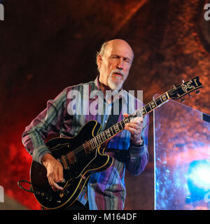 WIELICZKA, Polonia - 2 Novembre 2015: John Scofield riproduzione di musica dal vivo presso il Jazz Cracovia tutte le anime'Day Festival nella miniera di sale di Wieliczka. Polonia Foto Stock