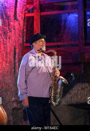 WIELICZKA, Polonia - 2 Novembre 2015: John Scofield e Joe Lovano Quartet riproduzione di musica dal vivo presso il Jazz Cracovia tutte le anime Day Festival in Wielicz Foto Stock