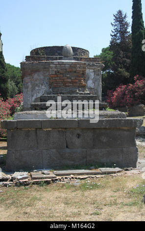 Vecchio abbandonato antica fontana in Porta Nocera in antiche città di Pompei, Campania, Italia. Foto Stock