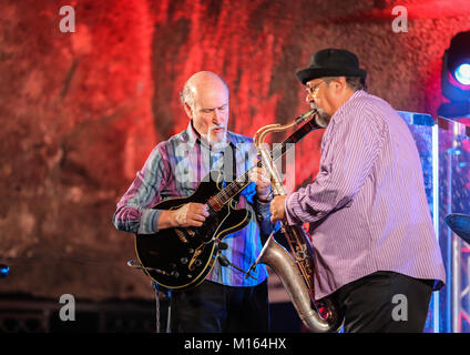 WIELICZKA, Polonia - 2 Novembre 2015: John Scofield e Joe Lovano Quartet riproduzione di musica dal vivo presso il Jazz Cracovia il giorno della commemorazione di tutti i defunti Festival nella Wielic Foto Stock