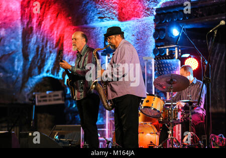 WIELICZKA, Polonia - 2 Novembre 2015: John Scofield e Joe Lovano Quartet riproduzione di musica dal vivo presso il Jazz Cracovia tutte le anime Day Festival in Wielic Foto Stock