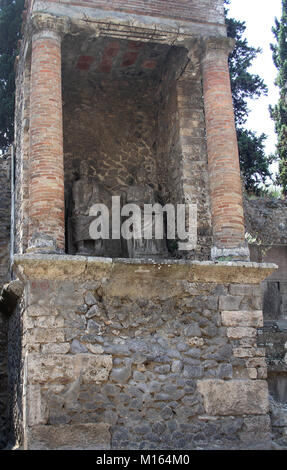 Tomba 90S di un magistrato e sua moglie, su Via Via Delle Tombe Porta Nocera, le antiche città di Pompei, Campania, Italia. Foto Stock