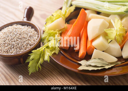 Krupnik polacco zuppa di orzo ingredienti closeup Foto Stock