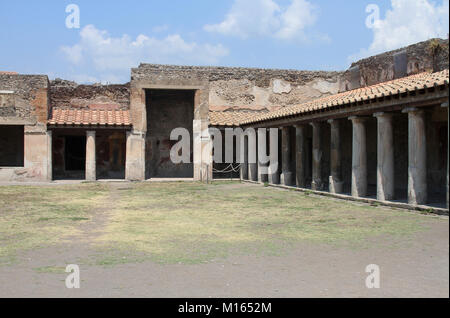 Il Palaestra colonnato delle terme Stabian, Pompei, Campania, Italia. Foto Stock