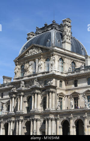 Close-up di metà lato dell'Ala Richelieu del Palazzo del Louvre di Parigi, Francia. Foto Stock