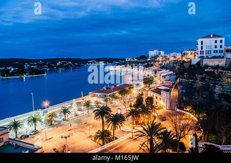 Fotografia di un paesaggio notturno di uno dei più grandi porti naturali del mondo in Maó Menorca. Foto Stock