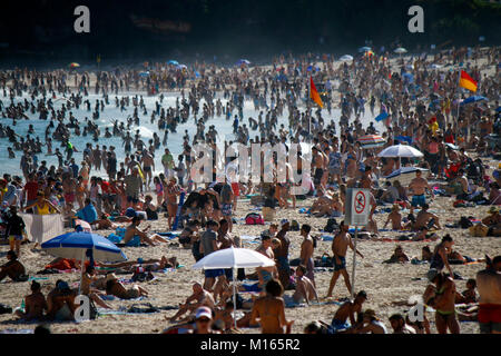 Dicembre 30, 2017: temperature oltre i 35 gradi Celsius tirare di masse di persone per la città affollate spiagge di Sydney, qui la spiaggia di Bondi, Sydney, Austral Foto Stock