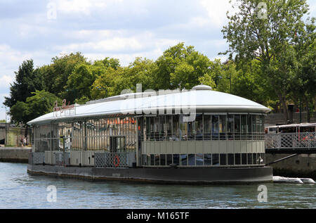 Fermo ristorante galleggiante taverna chiama Rosa Bonheur sur Seine sul Fiume Senna banca, Port des Invalides, Paris, Francia. Foto Stock