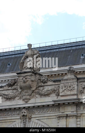 Statua con libro sulla terrazza sul tetto del Museo d'Orsay, Parigi, Francia. Foto Stock