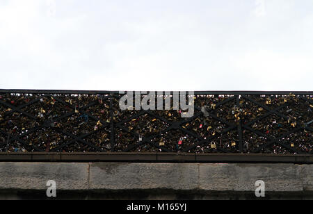 Amore si blocca sul lato della ringhiera del Pont des Arts bridge, Senna, Parigi, Francia. Foto Stock