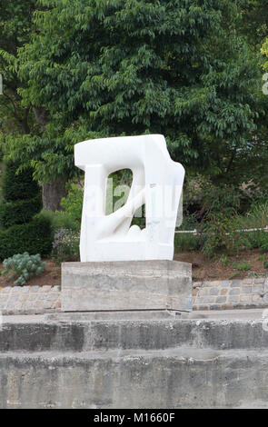 Una scultura chiamato la grande finestra da artista cubano Agustin Cardenas, lungo il Fiume Senna banca nel museo di scultura all'aperto di Parigi, Francia. Foto Stock