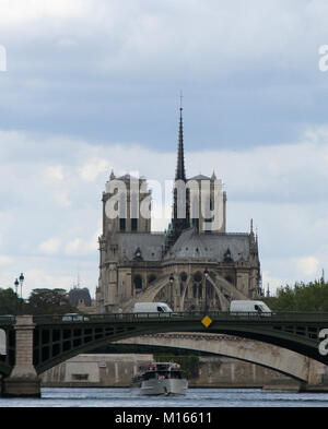 Sul lato est della cattedrale di Notre Dame de Paris Cathedral con vista del Pont de Sully e il ponte Pont de la Tournelle ponte nella parte anteriore di essa, Parigi, Francia. Foto Stock