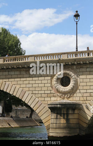 Close up di un arco e il molo di ponte 11 (Pont Louis Philippe), Senna, Parigi, Francia. Foto Stock