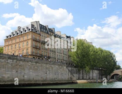 Vista del Hotel de Harlay, La Maison du Barreau e altri edifici sul Quai de l'Horloge street sulla Ile de la Cite, Senna, Parigi, Francia. Foto Stock