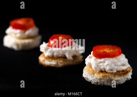 In casa la carpa insalata di roe su pane tostato con fette di pomodoro ciliegino Foto Stock