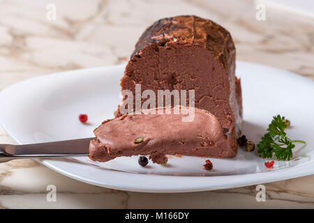 Speciale il patè di fegato costituito da diversi tipi di carne a coltello Foto Stock