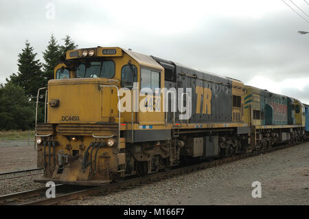 Due motori diesel che tirare il treno transalpina oltre le Alpi del Sud da Christchurch a Greymouth via Arthur's Pass, Nuova Zelanda. Springfield R Foto Stock