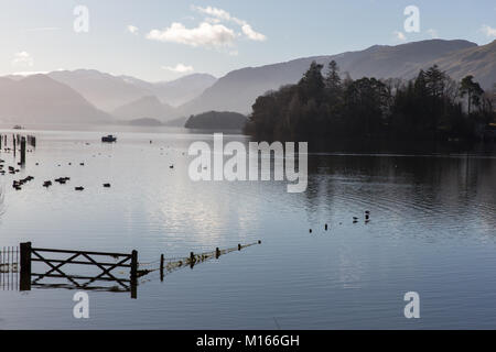 Un campo inondato sulle rive del Derwent Water Near Keswick Dopo forti piogge Foto Stock