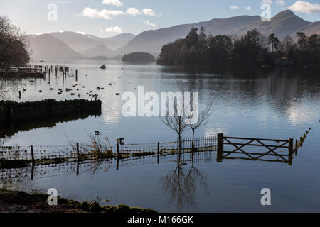 Un campo inondato sulle rive del Derwent Water Near Keswick Dopo forti piogge Foto Stock