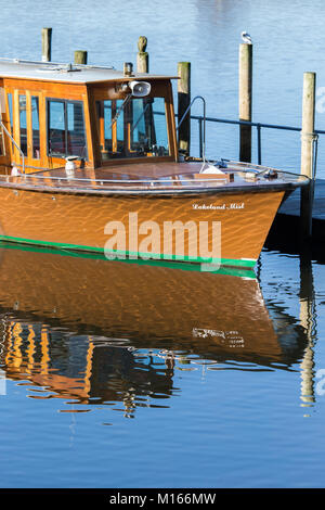 La barca a motore "Lakeland nebbia' legato a sbarchi sulla Derwent Water Near Keswick Foto Stock