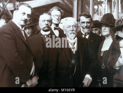 Fotografia di visita da parte di ingegneri civili: (Alexandre Gustave Eiffel, Gustave-Auguste Ferrie e Mme A. Salles) all'interno della Torre Eiffel, Parigi, Francia Foto Stock