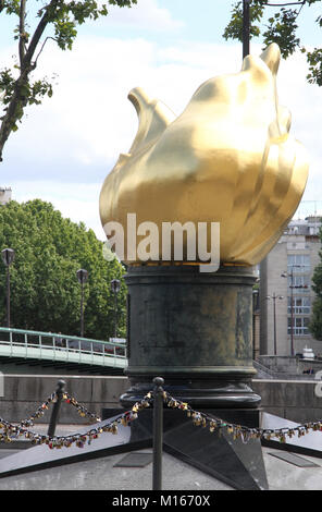 La fiamma della libertà scultura, memoriale non ufficiale per la Principessa Diana, Parigi, Francia. Foto Stock