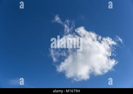 Soffice nuvola bianca galleggiante sulla giornata di vento con spazio di cielo blu. Foto Stock