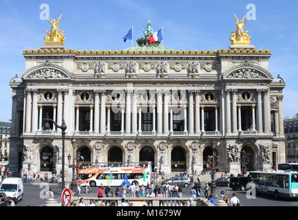 La parte anteriore del Palais Garnier opera house, Parigi, Francia. Foto Stock