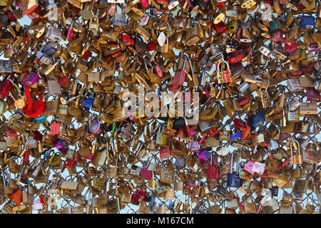 Amore si blocca sul lato della ringhiera del Pont des Arts bridge, Senna, Parigi, Francia. Foto Stock